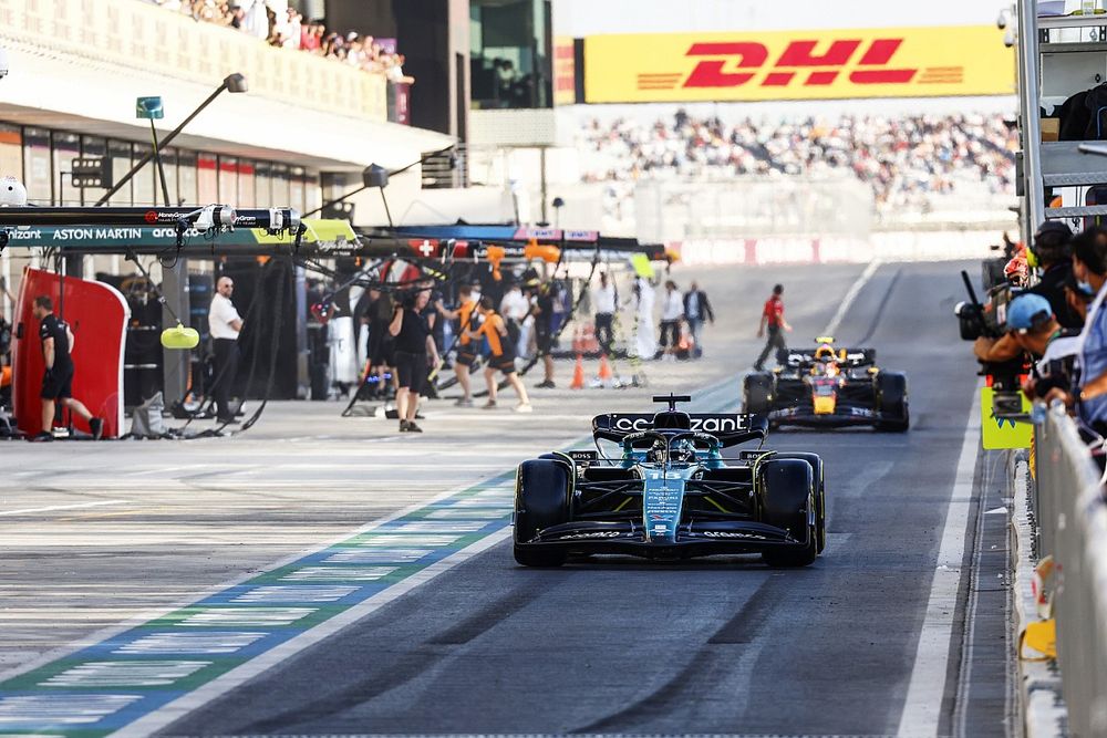 Lance Stroll, Aston Martin AMR23, Sergio P&eacute;rez, Red Bull Racing RB19, en boxes