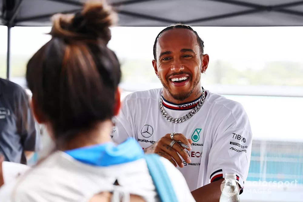 Lewis Hamilton, Mercedes-AMG, rencontre certains fans