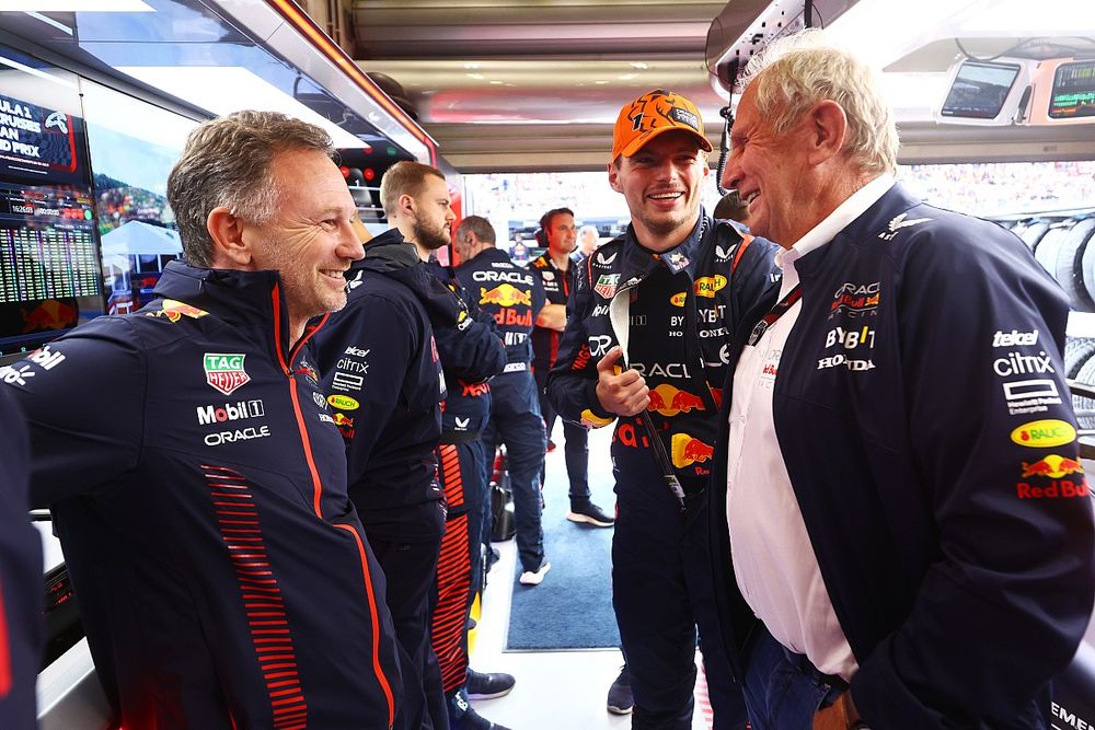Max Verstappen, Red Bull Racing RB19, el jefe de equipo Christian Horner, y el consultor Dr Helmut Marko