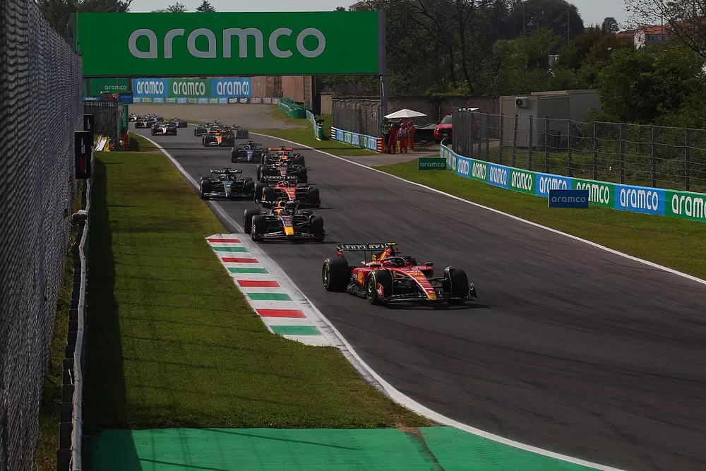 Start action, Carlos Sainz, Ferrari SF-23 leads
