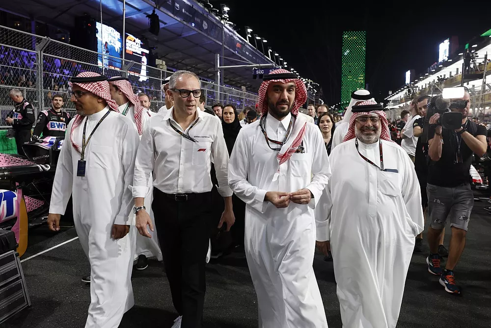 Stefano Domenicali, Director General de la F&oacute;rmula 1, en la parrilla con dignatarios saud&iacute;es