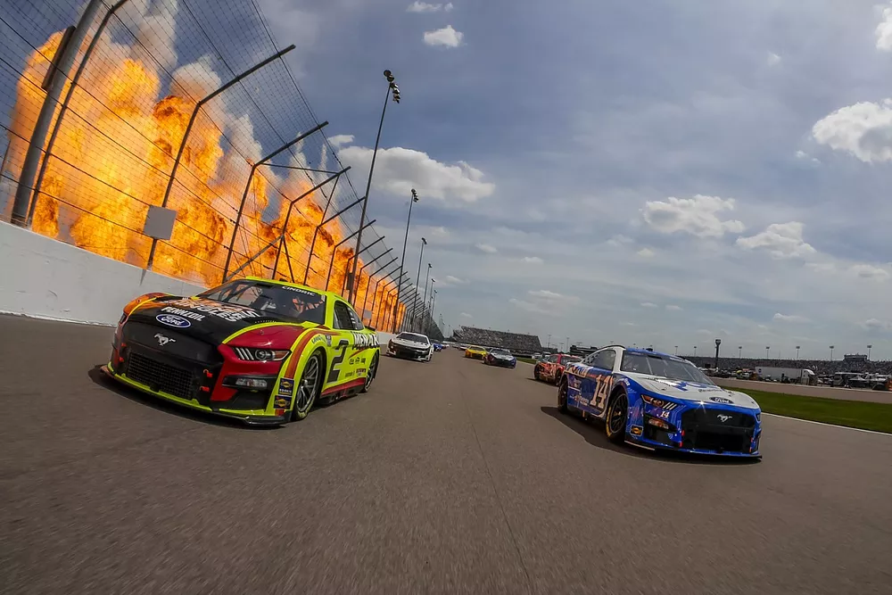 Chase Briscoe, Stewart Haas Racing, HighPoint.com Ford Mustang, Austin Cindric, Team Penske, Menards/Atlas Ford Mustang