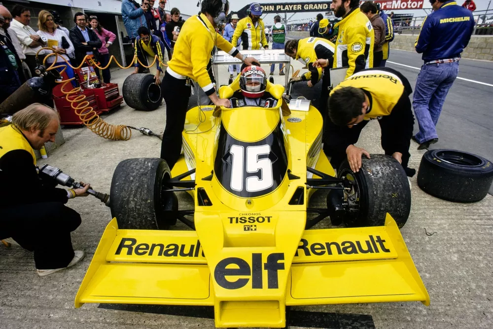 Jean-Pierre Jabouille's Renault RS01 undergoes a tyre change and checks.