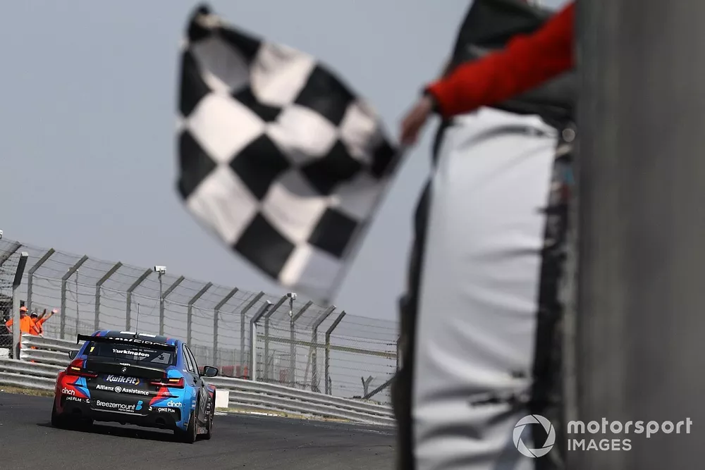Race winner Colin Turkington, Team BMW BMW 330i M Sport