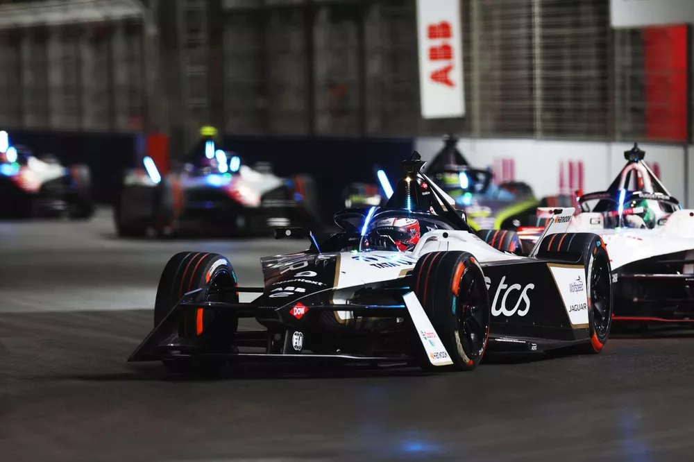 Mitch Evans, Jaguar Racing, Jaguar I-TYPE 6, Jake Dennis, Andretti Global, Porsche 99X Electric Gen3