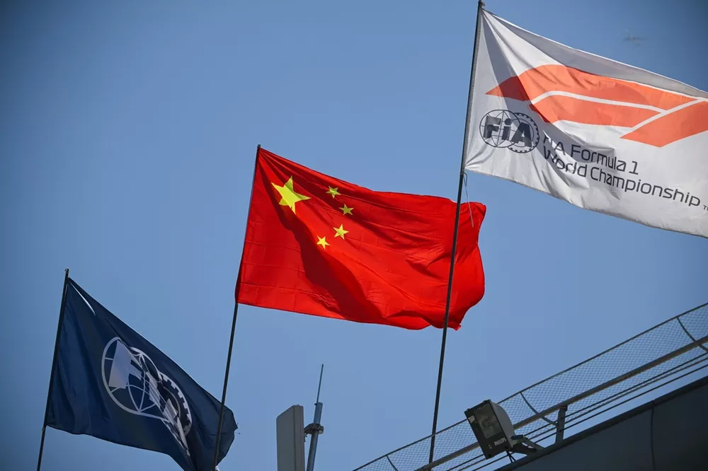 Les drapeaux de la FIA, de la Chine et de la F1