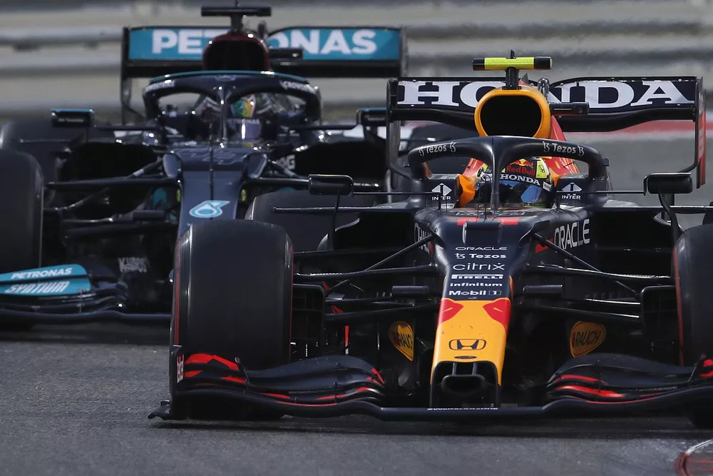 Sergio Perez, Red Bull Racing RB16B, Lewis Hamilton, Mercedes W12