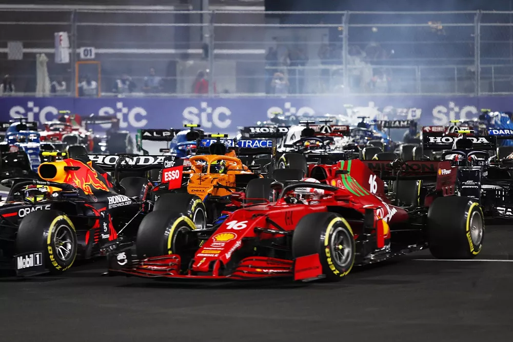 Sergio P&eacute;rez, Red Bull Racing RB16B, Charles Leclerc, Ferrari SF21, Lando Norris, McLaren MCL35M, Yuki Tsunoda, AlphaTauri AT02, y el resto del grupo en la salida