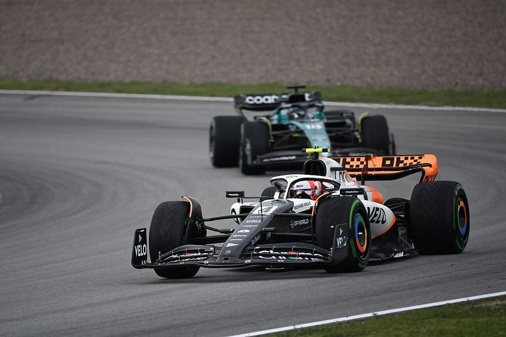 Lando Norris, McLaren MCL60, Lance Stroll, Aston Martin AMR23