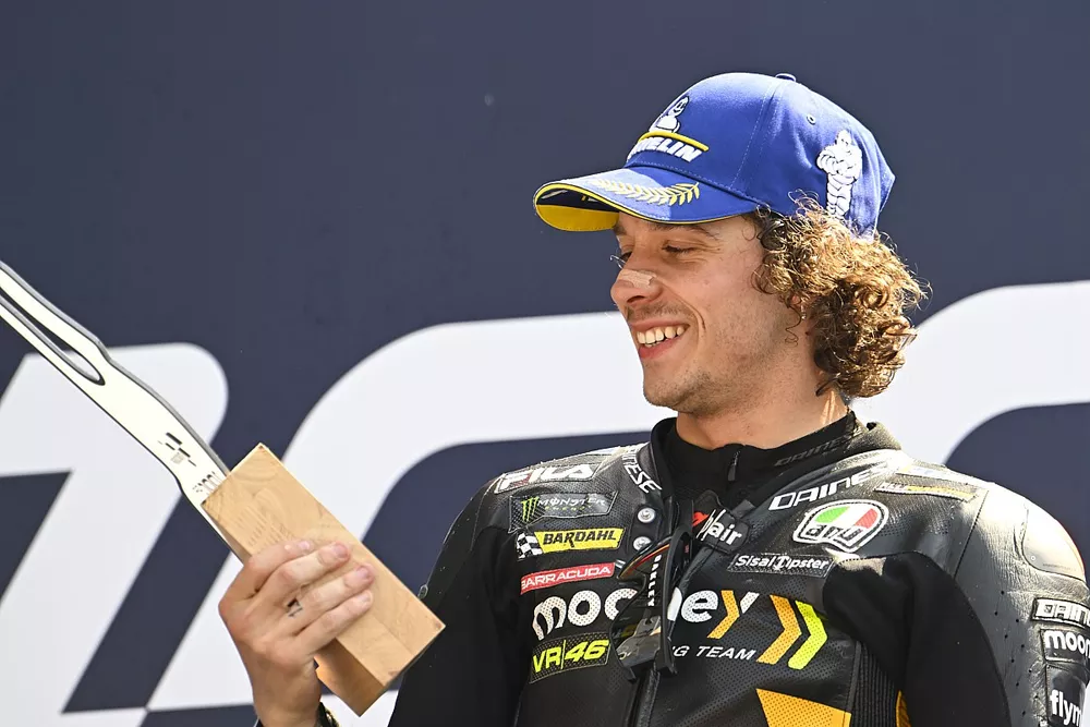Podio: ganador Marco Bezzecchi, VR46 Racing Team