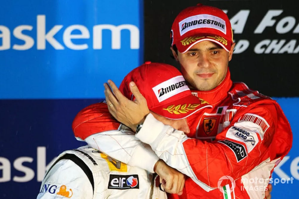 Podio: el ganador Felipe Massa, Ferrari y el segundo clasificado Fernando Alonso, Renault 