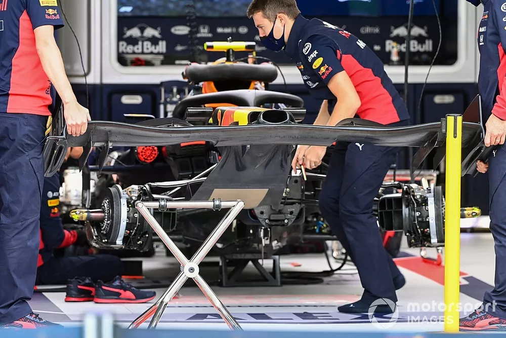 Zoom sur une partie a&eacute;rodynamique de l'aileron avant de la Red Bull Racing RB16