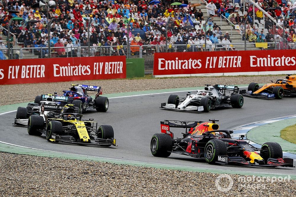 Max Verstappen, Red Bull Racing RB15, lidera Nico Hulkenberg, Renault F1 Team R.S. 19, Valtteri Bottas, Mercedes AMG W10, Alexander Albon, Toro Rosso STR14, Lewis Hamilton, Mercedes AMG F1 W10 y Carlos Sainz Jr, McLaren MCL34