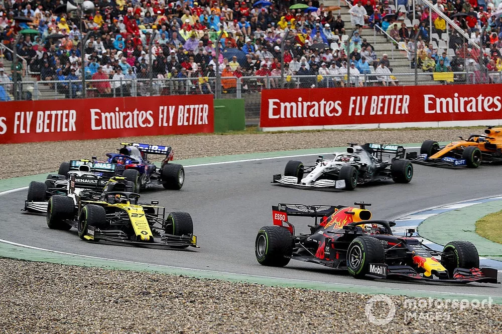 Max Verstappen, Red Bull Racing RB15, devant Nico Hulkenberg, Renault F1 Team R.S. 19, Valtteri Bottas, Mercedes AMG W10, Alexander Albon, Toro Rosso STR14, Lewis Hamilton, Mercedes AMG F1 W10, et Carlos Sainz Jr., McLaren MCL34