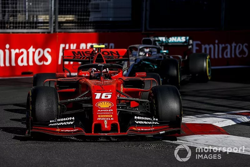Charles Leclerc, Ferrari SF90 devant Lewis Hamilton, Mercedes AMG F1 W10 