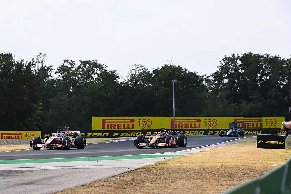 Kevin Magnussen, Haas VF-22, Daniel Ricciardo, McLaren MCL36, George Russell, Mercedes W13