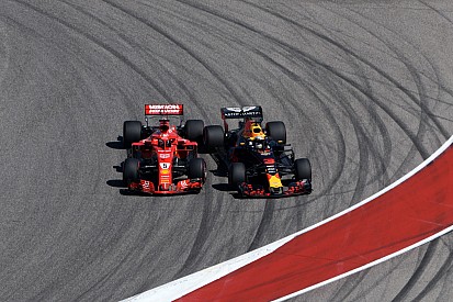 Videón Vettel megpördülése az Amerikai Nagydíj első körében, Ricciardo ellen