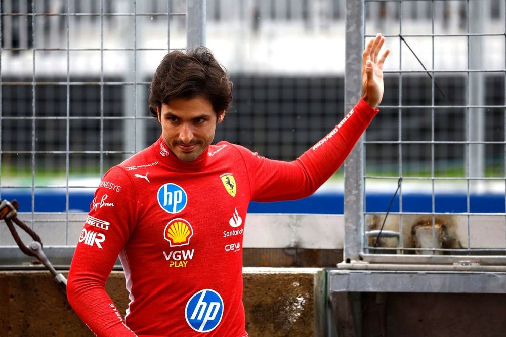 Carlos Sainz, Scuderia Ferrari, en boxes 