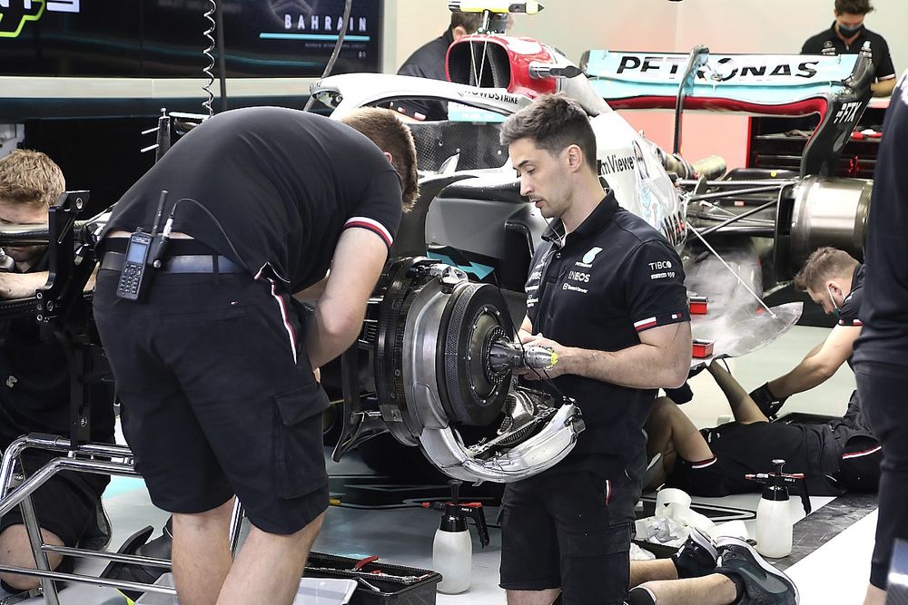 Сколько Mercedes уступает лидерам? Ответ Шовлина