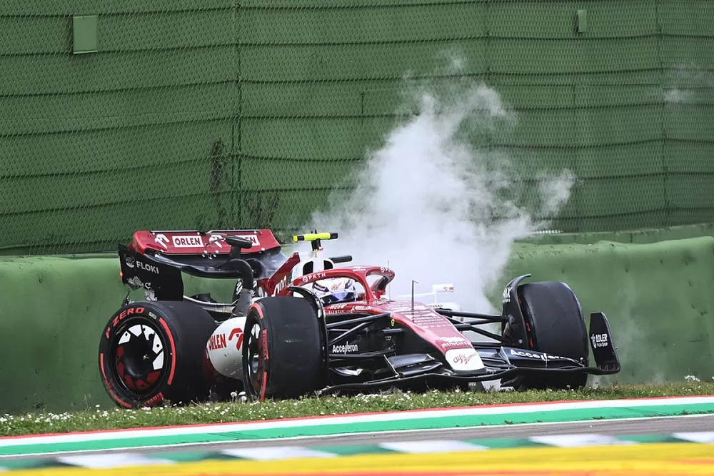Zhou Guanyu, Alfa Romeo C42, crashes out of the sprints