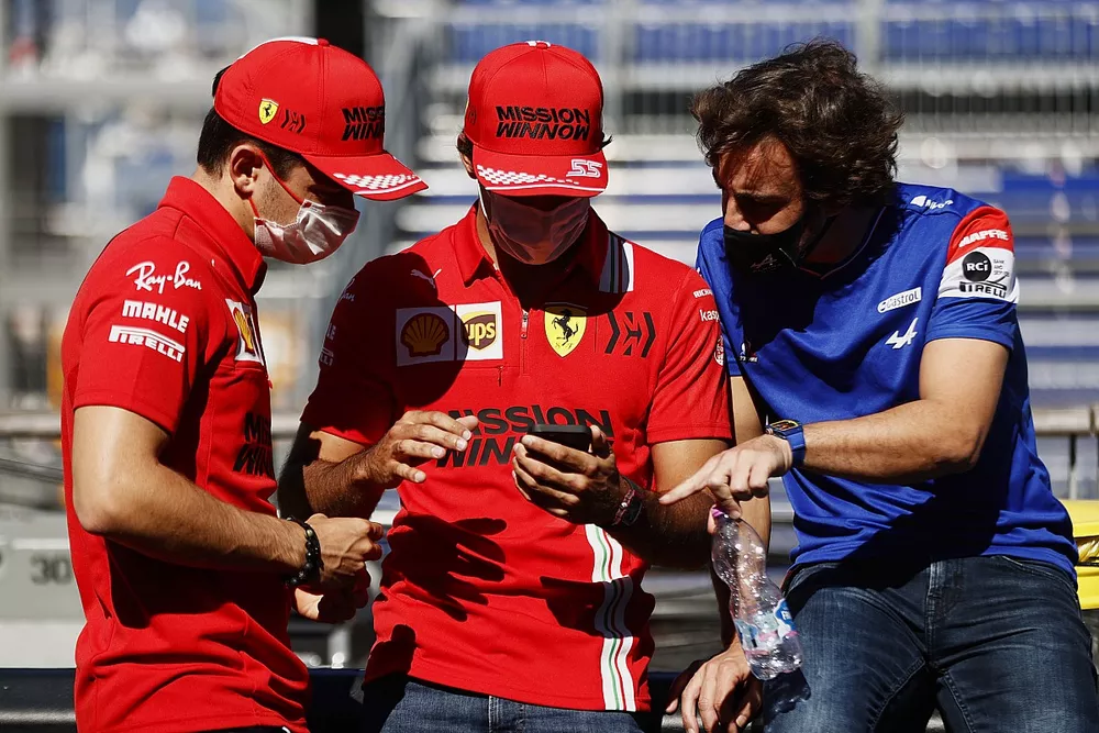 Charles Leclerc, Ferrari, Carlos Sainz Jr., Ferrari, y Fernando Alonso, Alpine F1