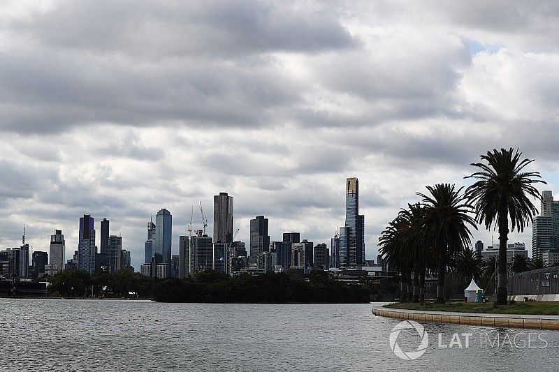 El horizonte de Melbourne detr&aacute;s del Albert Park Lake