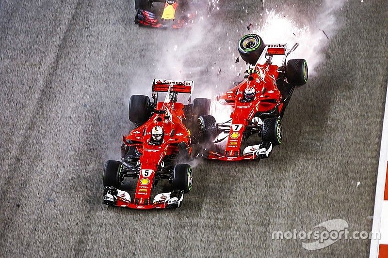 Sebastian Vettel, Ferrari SF70H, Max Verstappen, Red Bull Racing RB13, Kimi Raikkonen, Ferrari SF70H, chocan al inicio de la carrera.