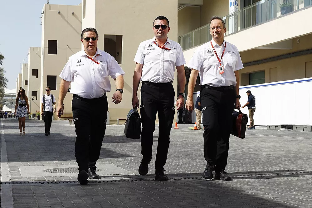 Zak Brown, Eric Boullier y Jonathan Neale, McLaren en el paddock.