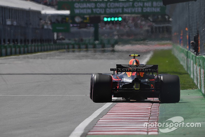Verstappen snelste in beide vrijdagsessies: