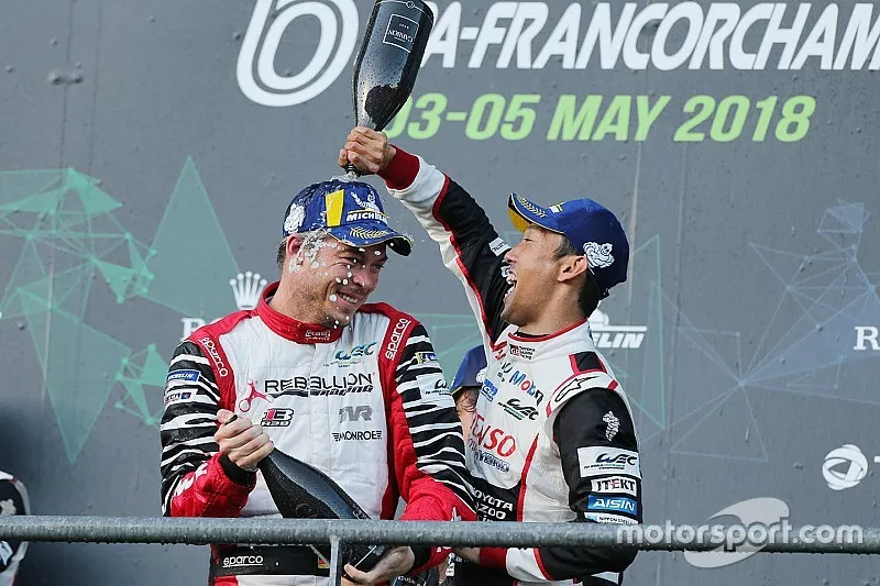 Podio: ganador #8 Toyota Gazoo Racing Toyota TS050: Kazuki Nakajima, tercero #1 Rebellion Racing Rebellion R-13: Andre Lotterer