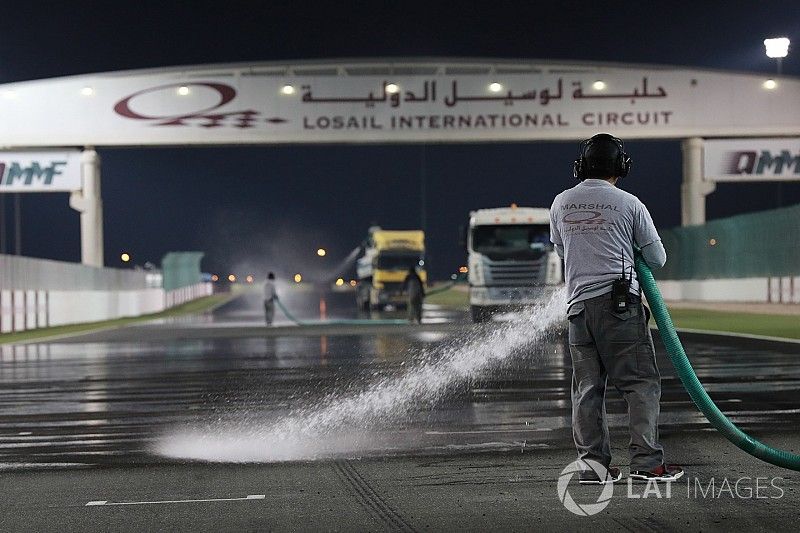 La pista es mojada para la simulación en el test