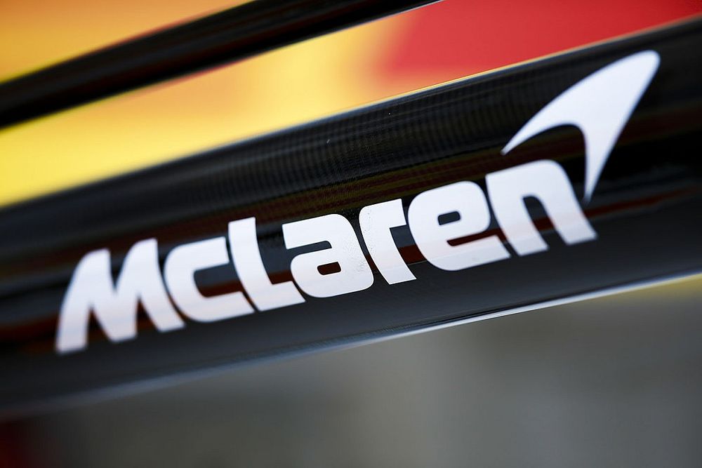 Le logo McLaren sur le matériel des stands