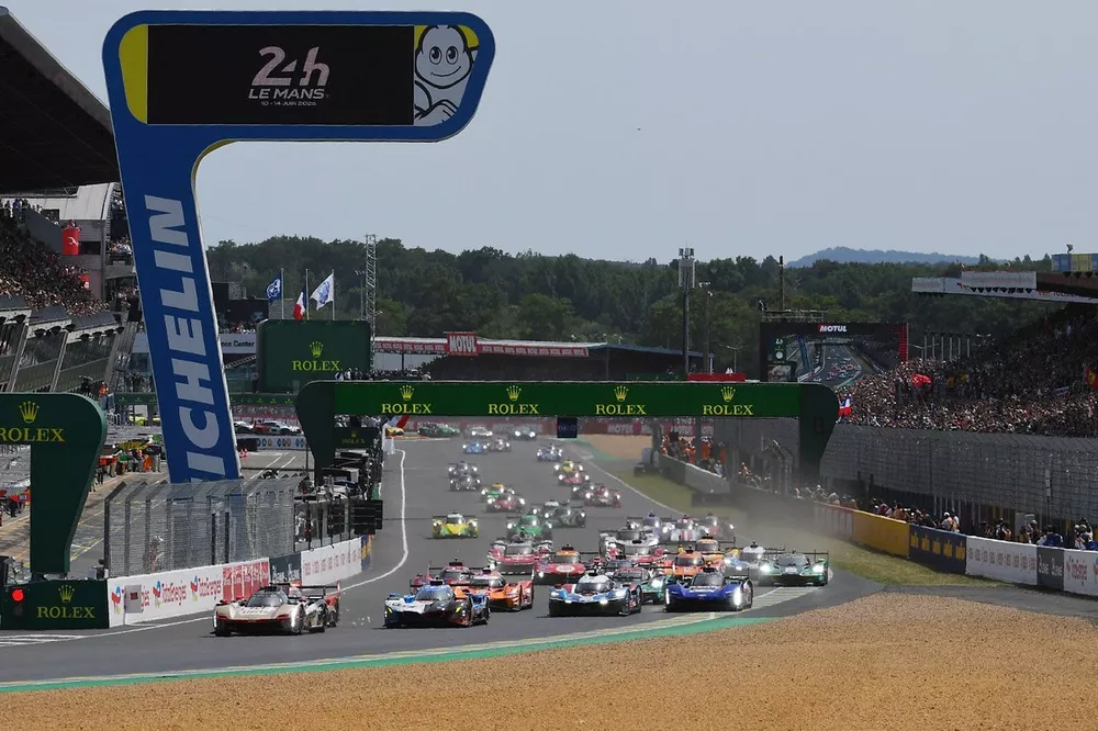 Start: #12 Cadillac Hertz Team Jota Cadillac V-Series.R: Louis Deletraz, Will Stevens, Norman Nato, #15 BMW M Team WRT BMW M Hybrid V8: Kevin Magnussen, Raffaele Marciello, Dries Vanthoor