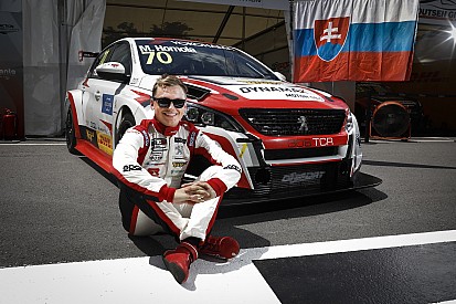 Гомола и Бьорк выиграли воскресные гонки WTCR в Вила Реале