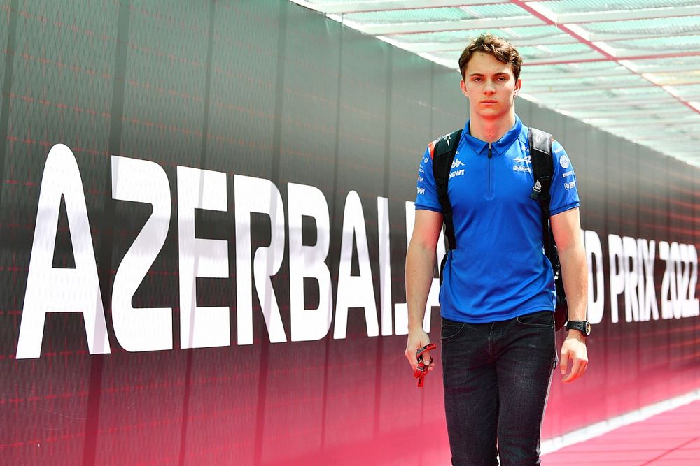 Oscar Piastri, piloto reserva de Alpine F1 Team, llega al paddock