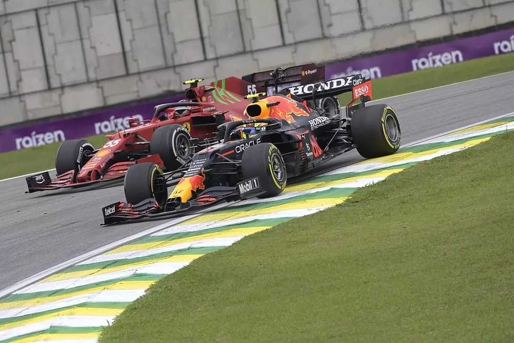 Sergio Perez, Red Bull Racing RB16B, Carlos Sainz Jr., Ferrari SF21