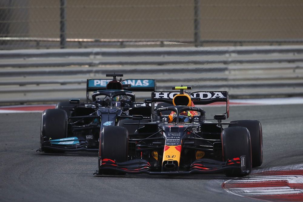 Sergio P&eacute;rez, Red Bull Racing RB16B, Lewis Hamilton, Mercedes W12