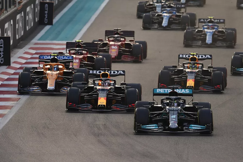 Lewis Hamilton, Mercedes W12, Max Verstappen, Red Bull Racing RB16B, Sergio P&eacute;rez, Red Bull Racing RB16B, Lando Norris, McLaren MCL35M, el resto del campo en la salida