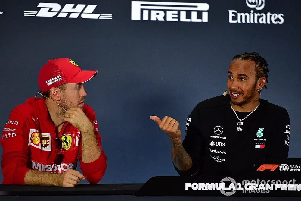 Sebastian Vettel, Ferrari, deuxi&egrave;me, et Lewis Hamilton, Mercedes AMG F1, vainqueur, en conf&eacute;rence de presse