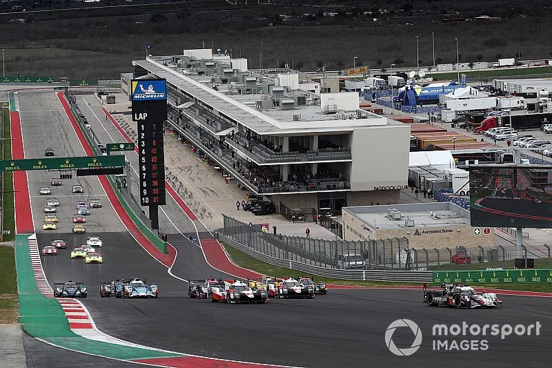Start of the Lone Star Le Mans race, #1 Rebellion Racing Rebellion R-13 - Gibson: Bruno Senna, Gustavo Menezes, Norman Nato leads 