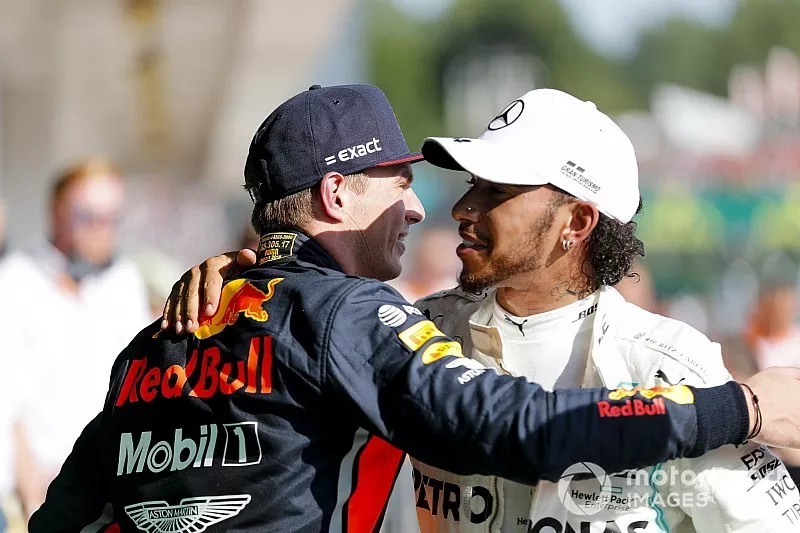 Nummer twee Max Verstappen, Red Bull Racing en winnaar Lewis Hamilton, Mercedes AMG F1 in parc fermé