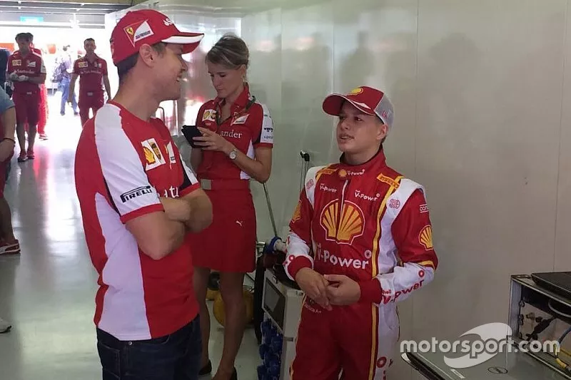 Sebastian Vettel conversa com Gianluca Petecof  