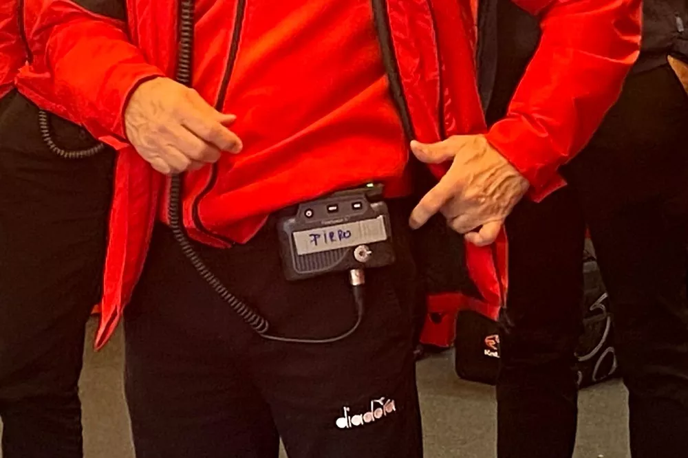 Davide Tardozzi, Team manager de Ducati Team, con el sistema de radio