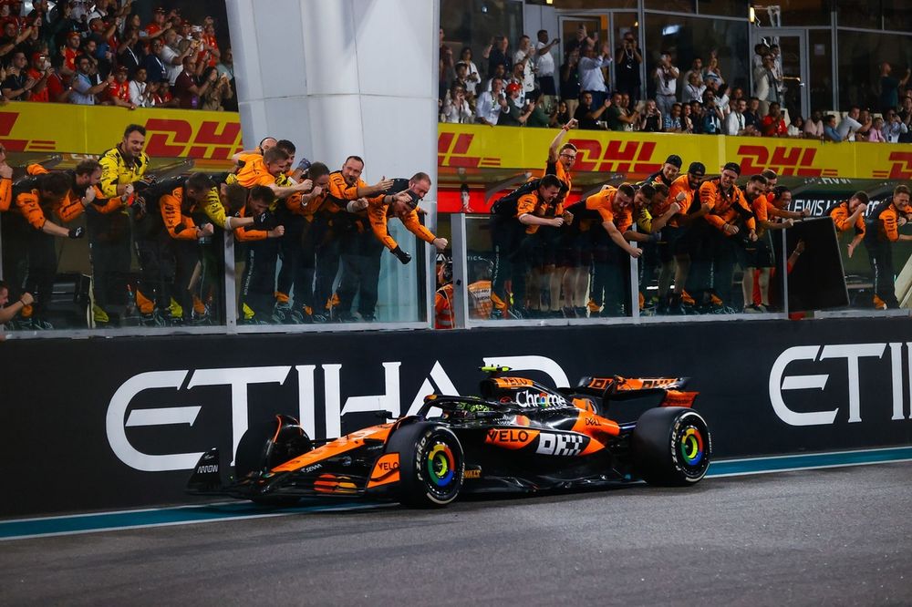 Lando Norris, McLaren MCL38, 1st position, cheer for their driver at the end of the race