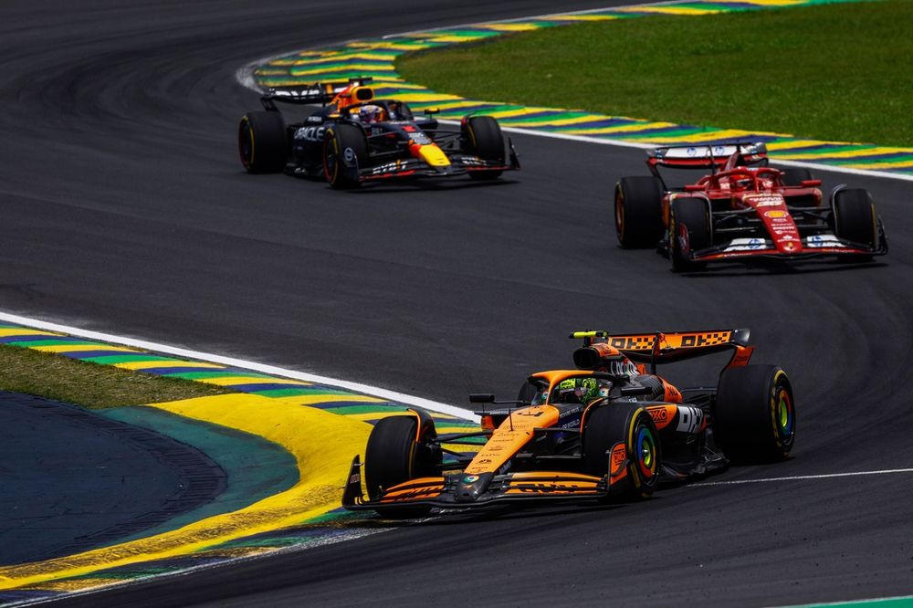 Lando Norris, McLaren MCL38, seguido de Charles Leclerc, Ferrari SF-24, and Max Verstappen, Red Bull Racing RB20
