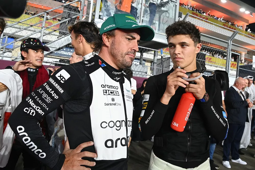 Fernando Alonso, Aston Martin F1 Team, Lando Norris, McLaren, en parrilla
