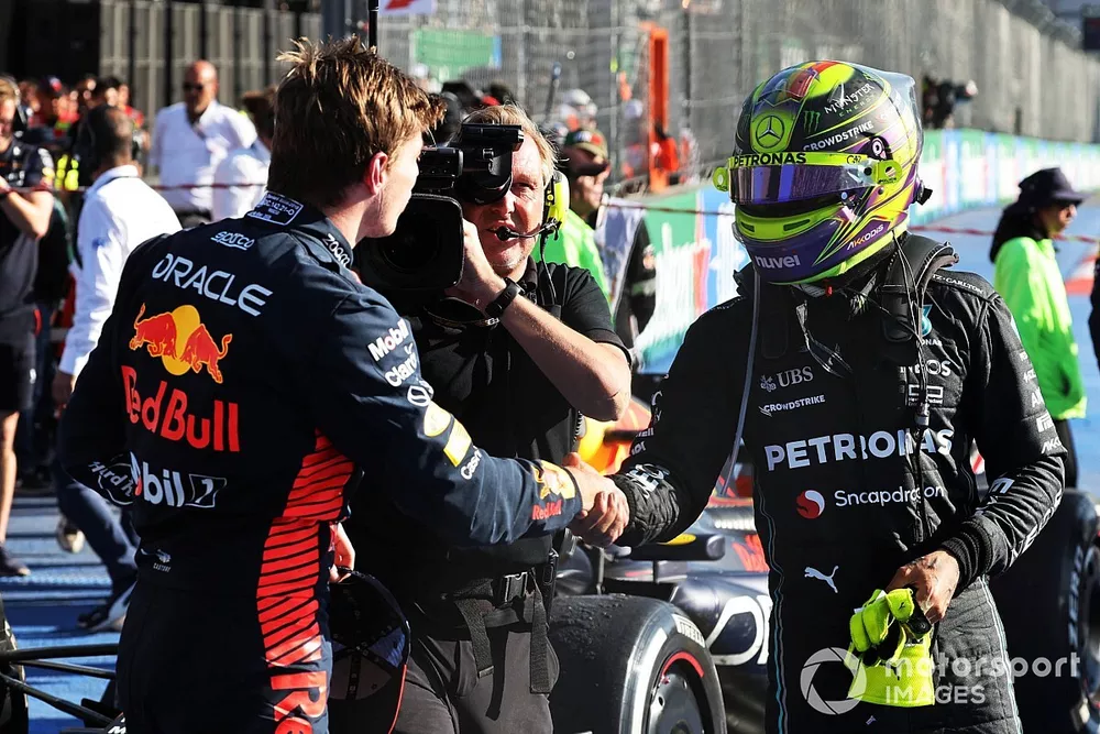 Max Verstappen, Red Bull Racing, 1&ordf; posici&oacute;n, Lewis Hamilton, Mercedes-AMG, 2&ordf; posici&oacute;n, se felicitan mutuamente en Parc Ferme 