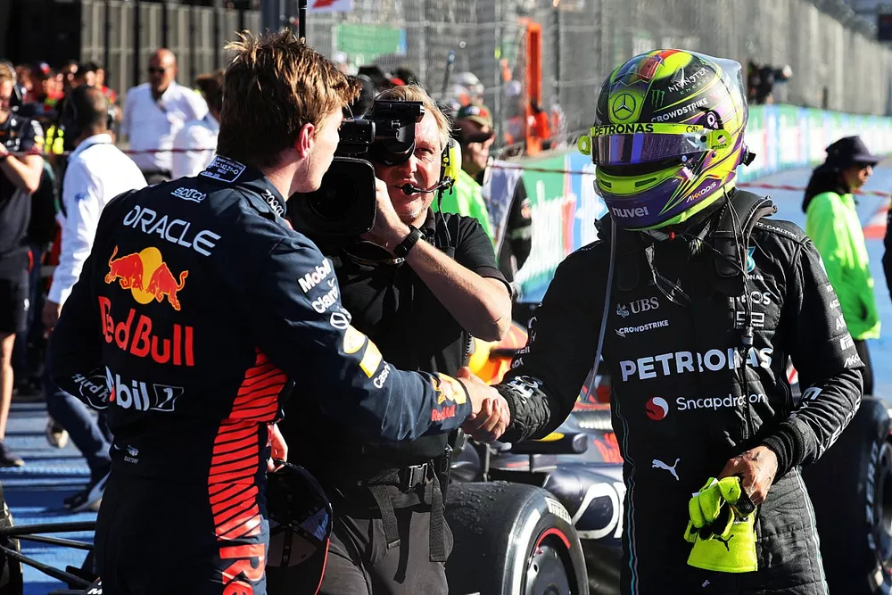 Max Verstappen, Red Bull Racing, 1&ordf; posici&oacute;n, Lewis Hamilton, Mercedes-AMG, 2&ordf; posici&oacute;n, se felicitan mutuamente en Parc Ferme 