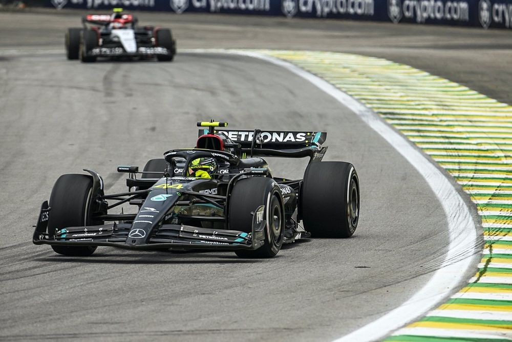 Lewis Hamilton, Mercedes F1 W14, Yuki Tsunoda, AlphaTauri AT04