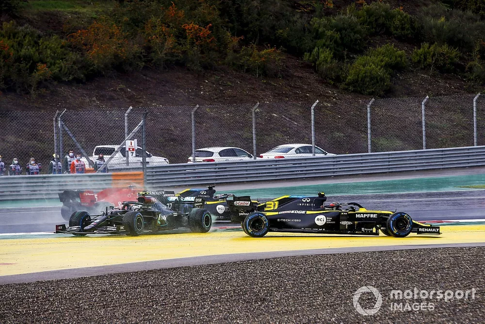 Esteban Ocon, Renault F1 Team R.S.20 et Valtteri Bottas, Mercedes F1 W11 se crashent au d&eacute;part de la course